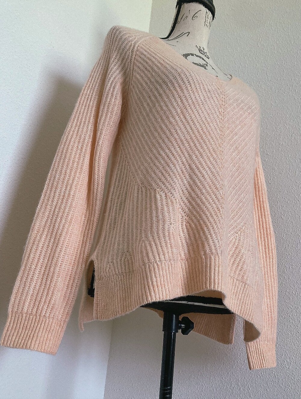 Moth Anthropologie 100% Cashmere V Neck knit Sweater S Pink Ribbed quiet luxury - Picture 5 of 17